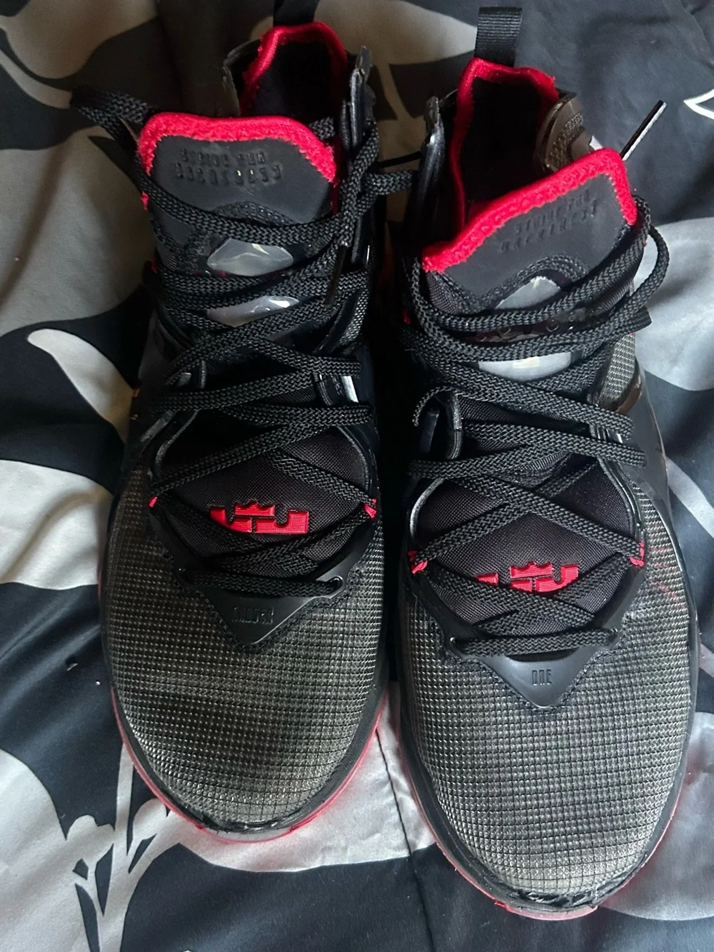 Nike LeBron 19 'Bred' basketball shoes